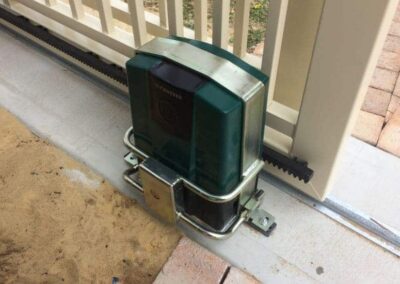 BL Services - Gate motor with anti-theft cage